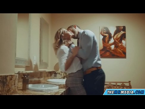 ❤️ Döşlü sarışın sizi ictimai tualetdə aldatdıqda Sikişmə videosu  bizdə ﹏